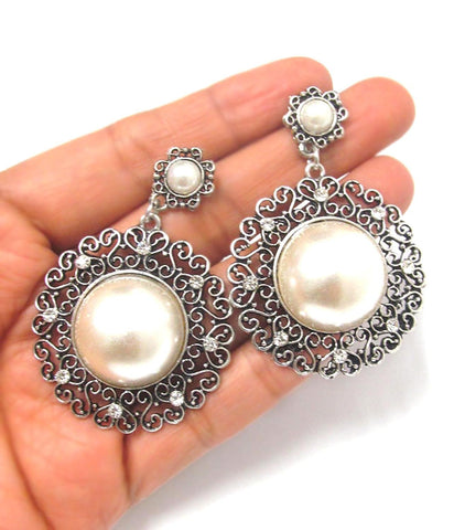 Metal Textured Imitation Pearl Center Earrings / AZERFH964-ASP